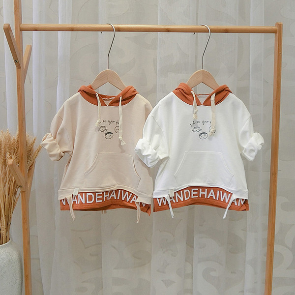 Nappali gyerek pulóver kapucnival és applikációval fiúknak két színben