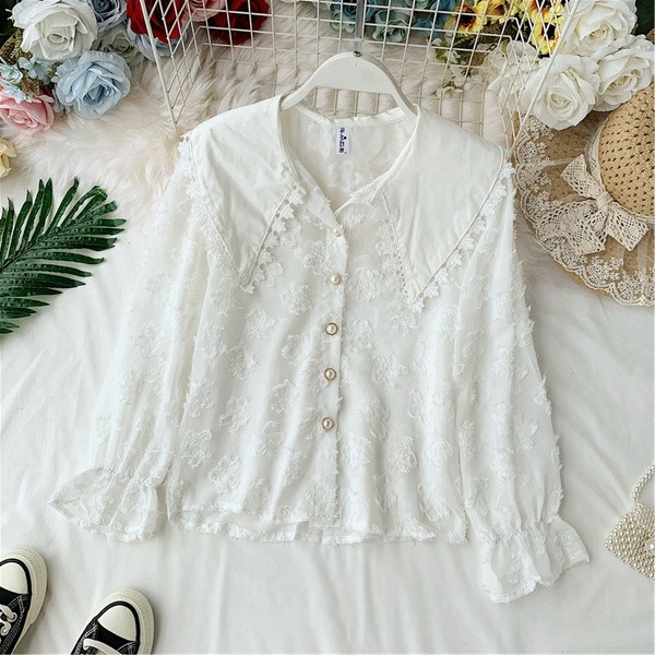 Aktuális női ing fehér és fekete színben, csipkével