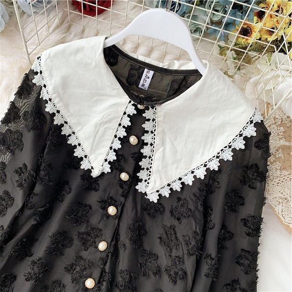 Aktuális női ing fehér és fekete színben, csipkével