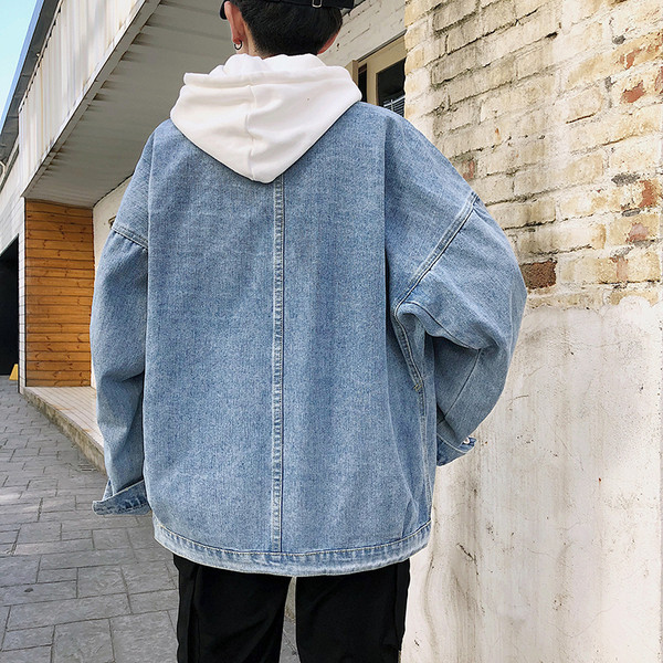 Alkalmi férfi farmerdzseki világos színű zsebekkel