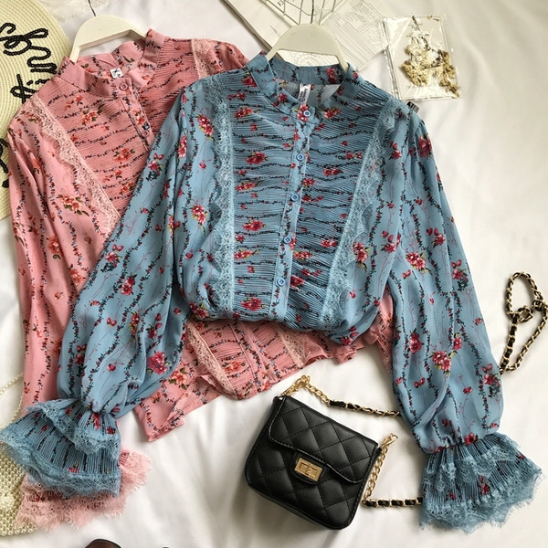 Cămașă de damă actuală cu motive florale și nasturi - în două culori