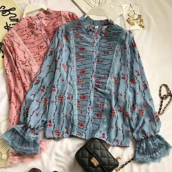 Cămașă de damă actuală cu motive florale și nasturi - în două culori