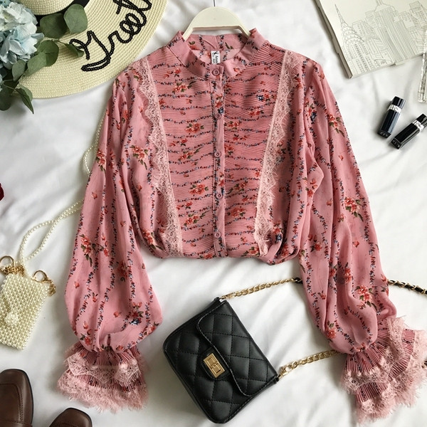 Cămașă de damă actuală cu motive florale și nasturi - în două culori