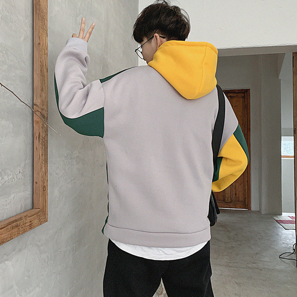 Színes férfi pulóver széles modell kapucnival két színben