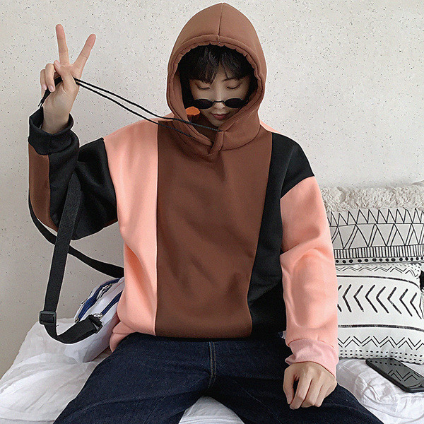 Színes férfi pulóver széles modell kapucnival két színben