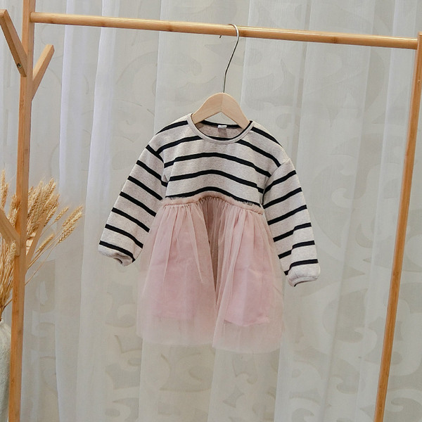 Új modell csíkos tüll gyerekruha lányoknak