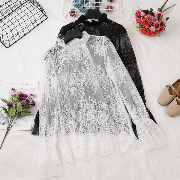 Bluză de damă elegantă din dantelă - în alb-negru