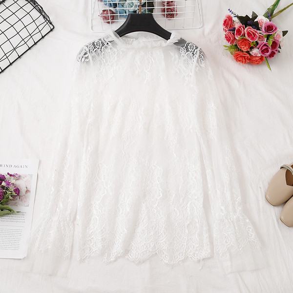 Bluză de damă elegantă din dantelă - în alb-negru