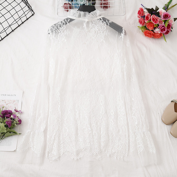 Bluză de damă elegantă din dantelă - în alb-negru