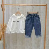 Modern gyerekfarmer fiúknak, kék színben szakadt motívumokkal