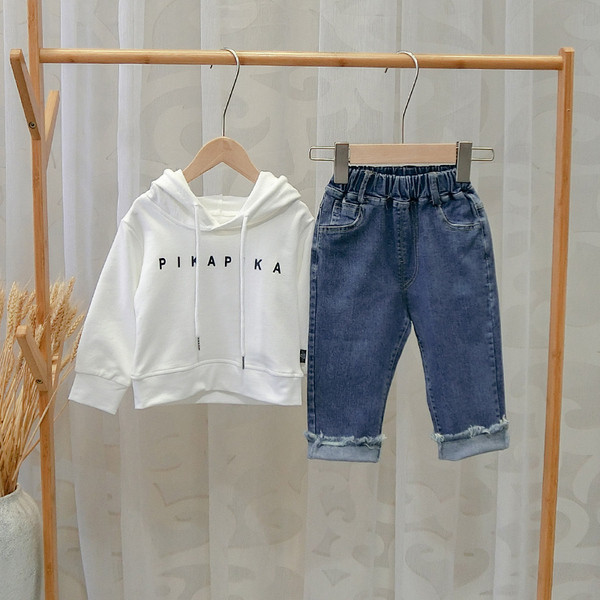 Modern gyerekfarmer fiúknak, kék színben szakadt motívumokkal