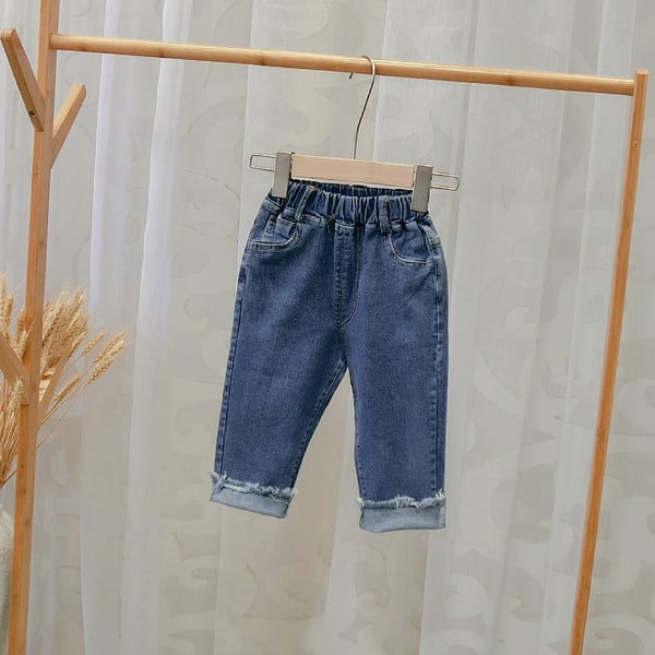 Modern gyerekfarmer fiúknak, kék színben szakadt motívumokkal