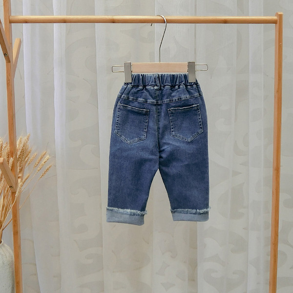 Modern gyerekfarmer fiúknak, kék színben szakadt motívumokkal