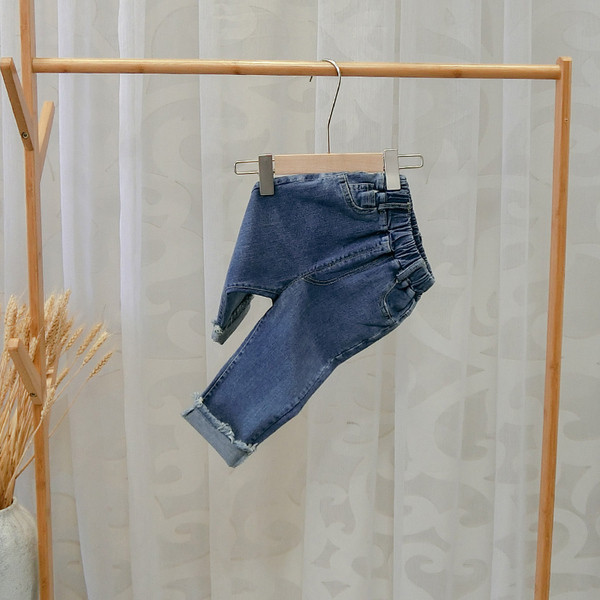 Modern gyerekfarmer fiúknak, kék színben szakadt motívumokkal