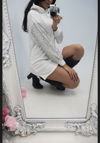 Modern női hosszú pulóver, fehér flitterekkel