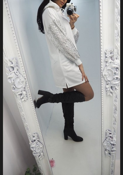 Modern női hosszú pulóver, fehér flitterekkel