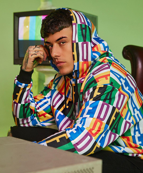 Új modell férfi pulóver felirattal és kapucnival több színben