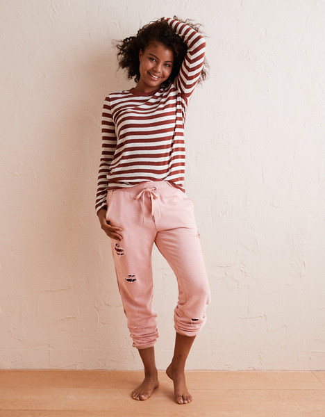 Lenjerie de damă controversată cu motive rupte în roz