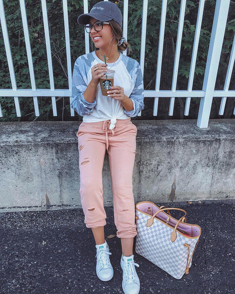 Lenjerie de damă controversată cu motive rupte în roz