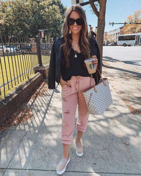 Lenjerie de damă controversată cu motive rupte în roz