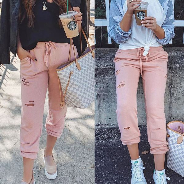 Lenjerie de damă controversată cu motive rupte în roz