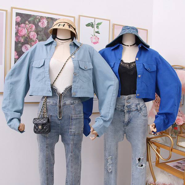 Ένα μοντέρνο μοντέρνο γυναικέιο  μπουφάν  κοντό με κουμπιά σε δύο χρώματα