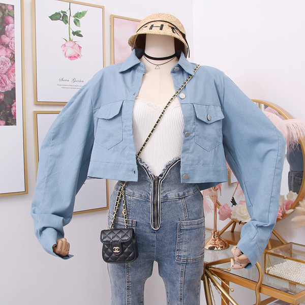 Ένα μοντέρνο μοντέρνο γυναικέιο  μπουφάν  κοντό με κουμπιά σε δύο χρώματα