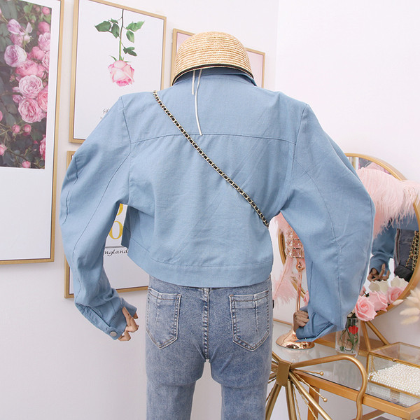 Ένα μοντέρνο μοντέρνο γυναικέιο  μπουφάν  κοντό με κουμπιά σε δύο χρώματα