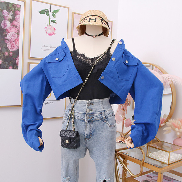 Ένα μοντέρνο μοντέρνο γυναικέιο  μπουφάν  κοντό με κουμπιά σε δύο χρώματα