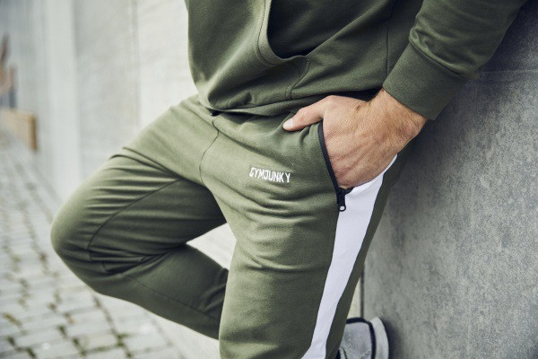 Мъжко спортно долнище със страничен кант в черен и зелен цвят