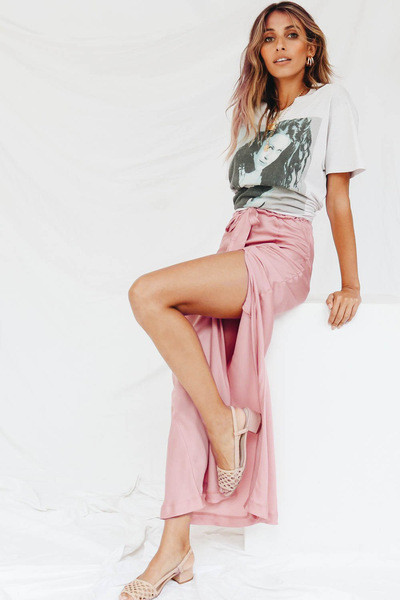 Elegáns női hosszú szoknya rózsaszín slicceléssel