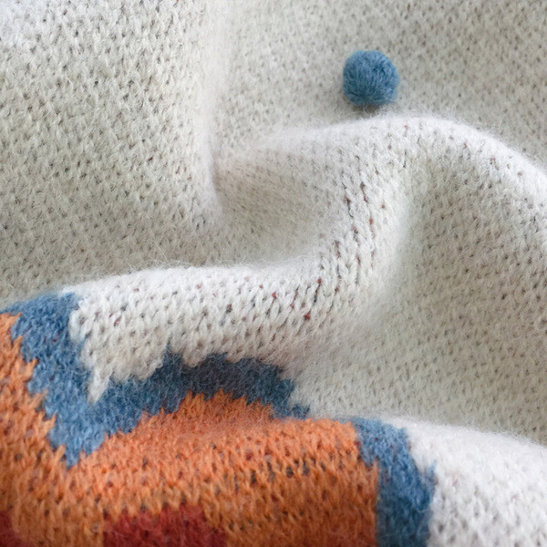 ÚJ Női téli pulóver hímzéssel - széles modell