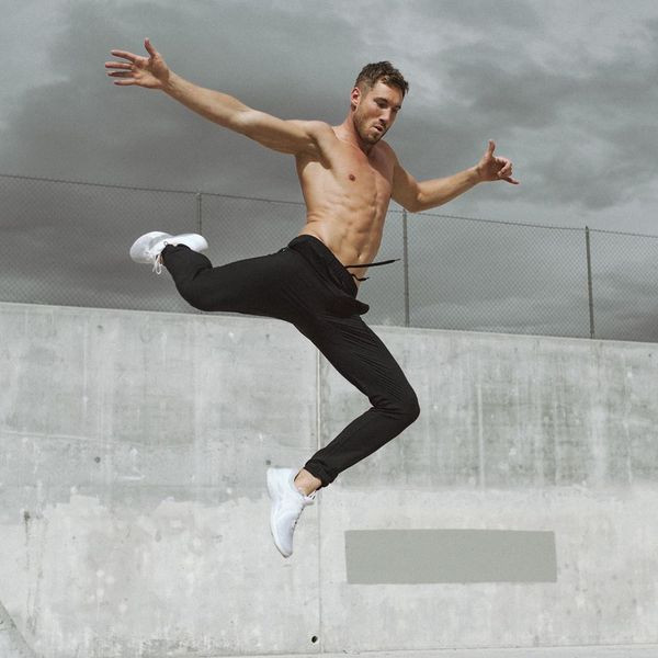 Férfi sportnadrág gumírozott derékkal és zsebekkel több színben