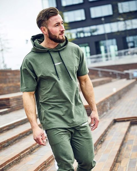 Tricou pentru bărbați cu glugă și inscripție în negru și verde