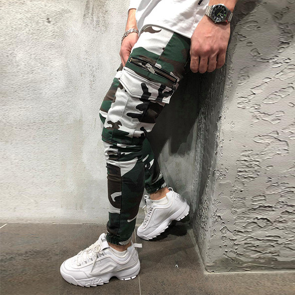 Pantaloni sport pentru bărbați cu model de camuflaj și buzunare laterale