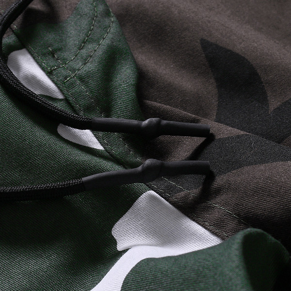 Pantaloni sport pentru bărbați cu model de camuflaj și buzunare laterale