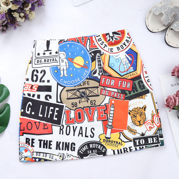 Modern női szoknya négy színben, különböző alkalmazásokkal