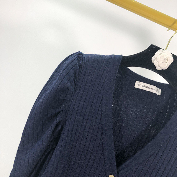 Új modell női kardigán gombokkal, kék színben