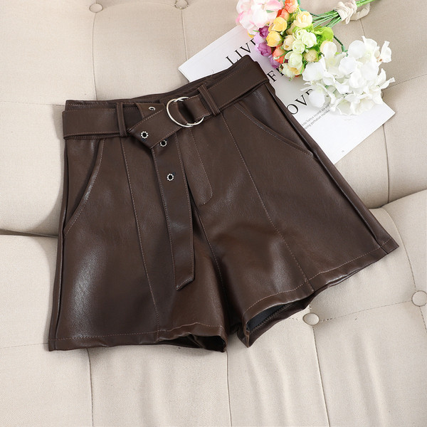 Női rövidnadrág négy színben - övvel és zsebekkel