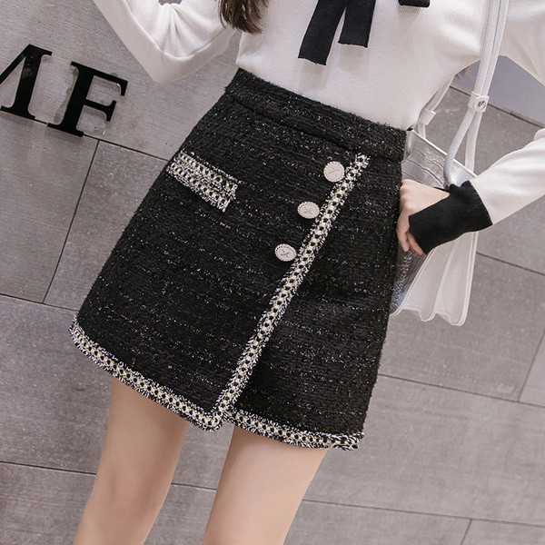 Fusta de dama eleganta cu nasturi in negru