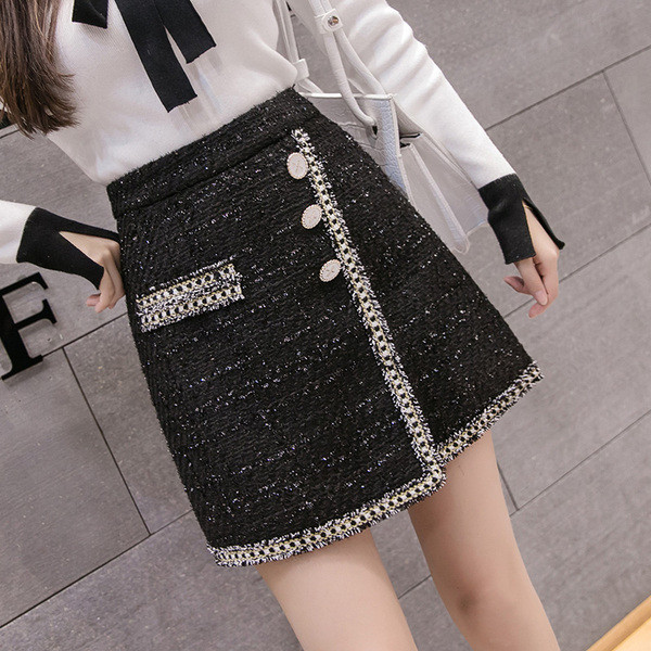 Fusta de dama eleganta cu nasturi in negru