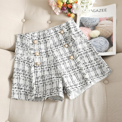 Γυναικεία σορτς σε μαύρο και άσπρο  χρώμα με κουμπιά