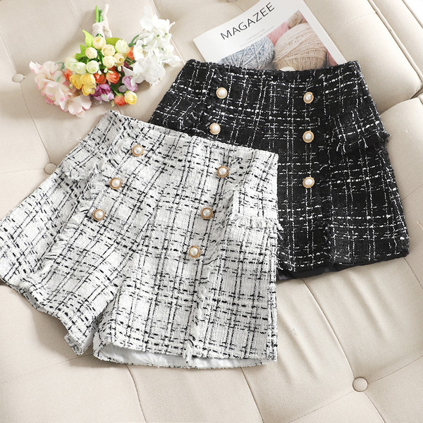 Γυναικεία σορτς σε μαύρο και άσπρο  χρώμα με κουμπιά