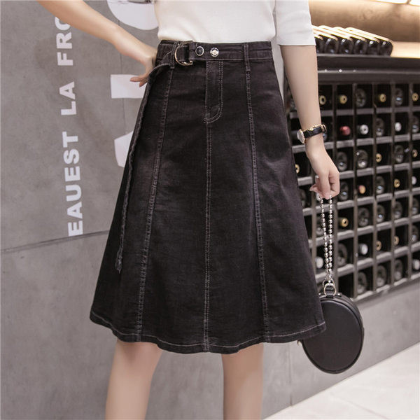 Modern női szabású szoknya fekete színben