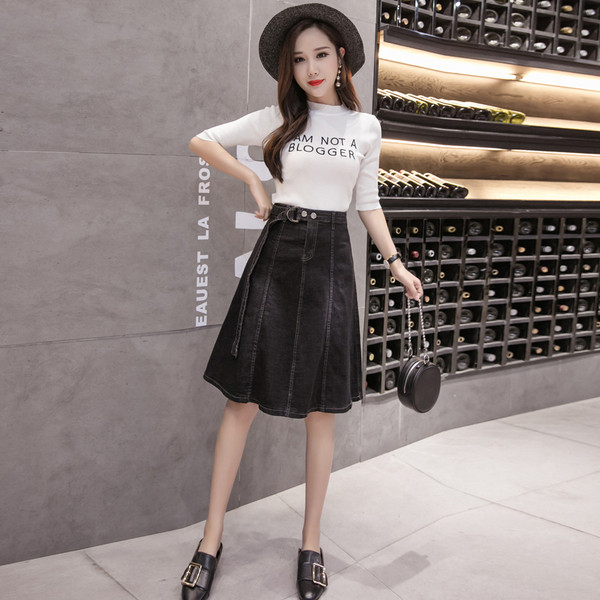 Modern női szabású szoknya fekete színben