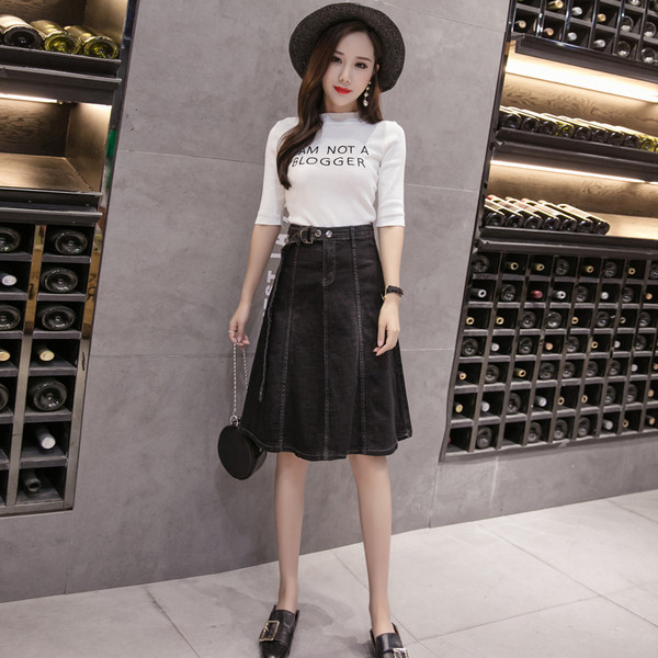 Modern női szabású szoknya fekete színben