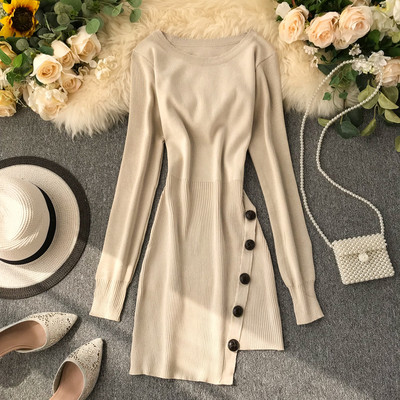 Ένα κομψό γυναικείο πλεκτό φόρεμα  με κουμπιά σε διάφορα χρώματα