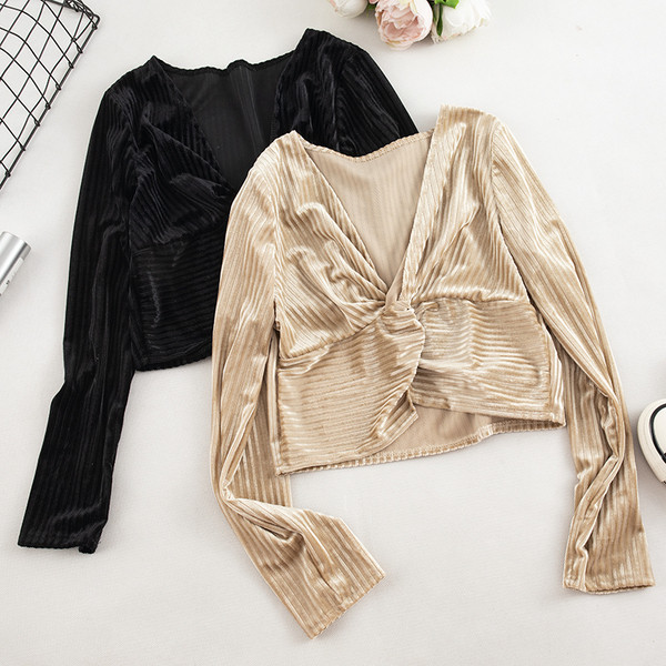 Γυναικεία μπλόυζα με  V-λαιμό  και  με μακριά μανίκια