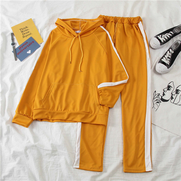 Αθλητικό γυναικείο σετ σε μαύρο και κίτρινο χρώμα