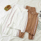 Αθλητικό σετ με  γράμματα σε λευκό και καφέ χρώμα